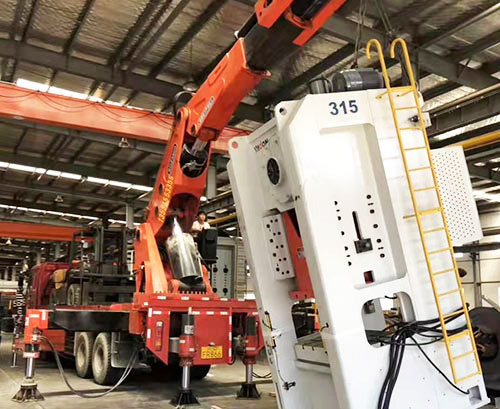 秦皇岛附近随车吊出租，轻松解决运输难题