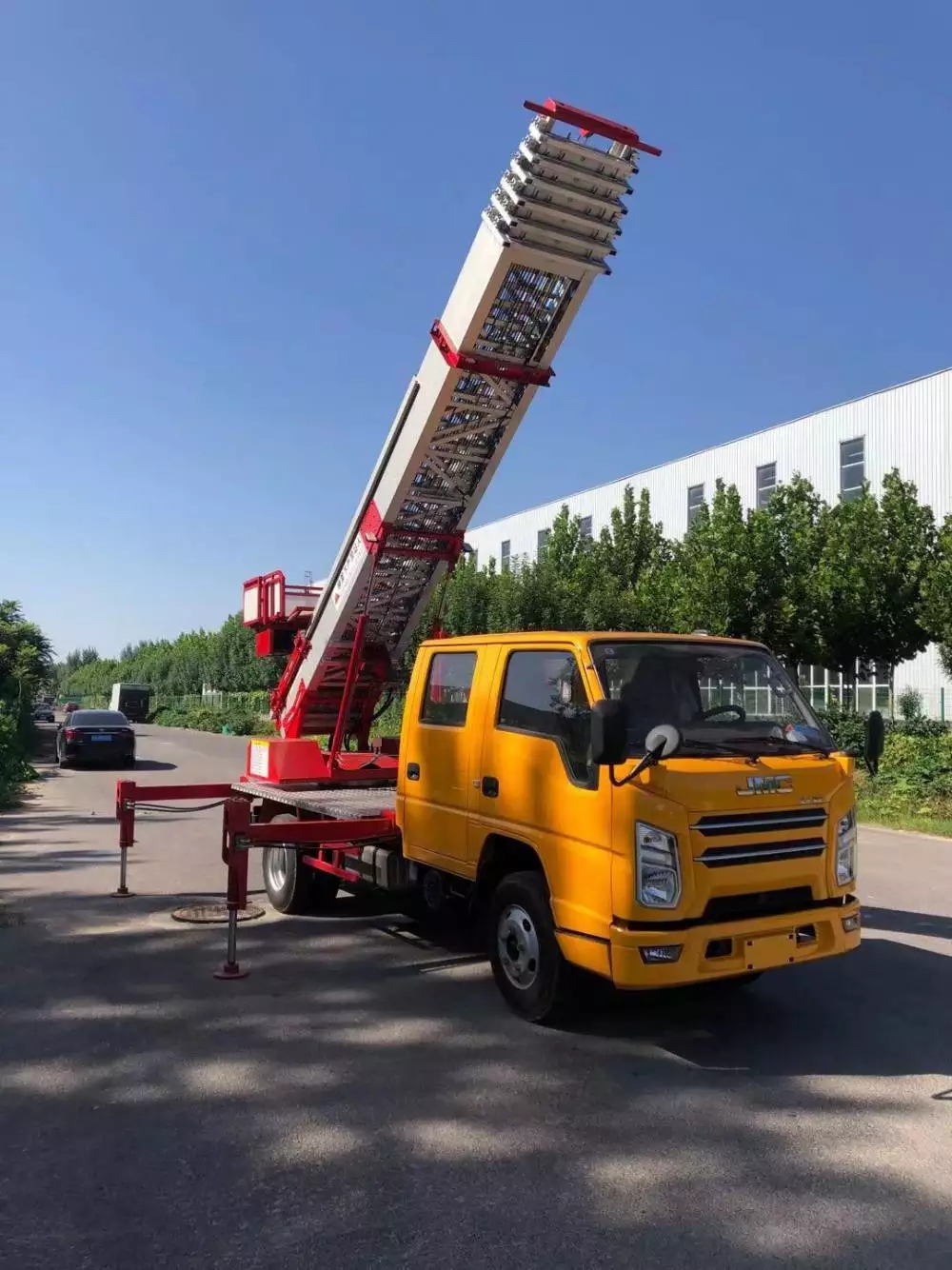 秦皇岛附近的云梯车出租服务：轻松解决高空作业需求