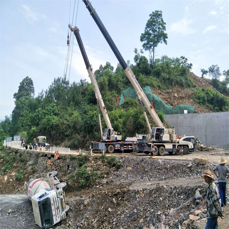 秦皇岛汽车掉沟里叫吊车救援要多少钱